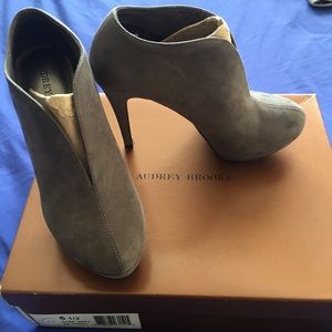 Audrey Brooke Dark Grey booties
